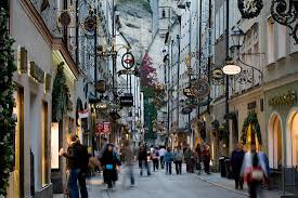 Shopping street Getreidegasse, Salzburg ...